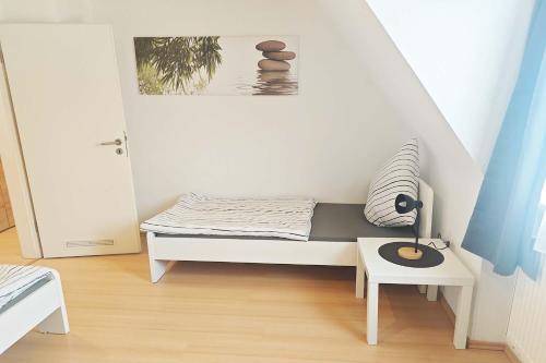 um quarto com uma cama e uma mesa com pedras em 3 room apartment in Eschweiler em Eschweiler