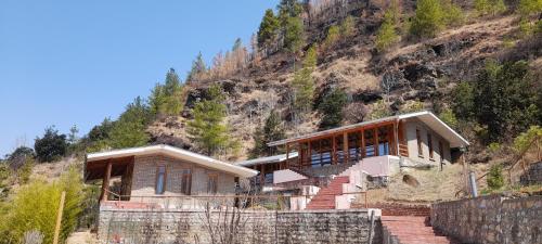 une maison sur le flanc d'une montagne dans l'établissement Whispering Woods Resort, à Thimphou