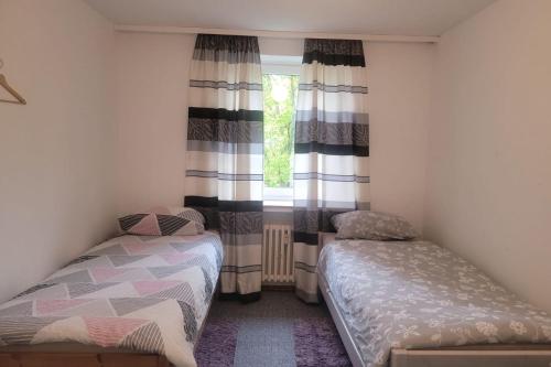sypialnia z 2 łóżkami i oknem w obiekcie Perfect Resting Rooms w Bremie