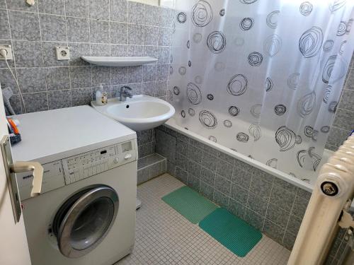 een badkamer met een wasmachine en een wastafel bij Perfect Resting Rooms in Bremen