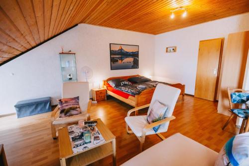 una sala de estar con una cama y una mesa en Kröver Berg, en Kröv