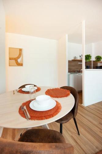 d'une table à manger avec une plaque de cuisson. dans l'établissement Sweet Home : : studio en Hypercentre Cathédrale, à Amiens