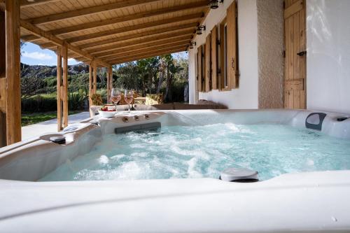 jacuzzi na podwórku domu w obiekcie Mera Beachfront House - Falasarna w mieście Falasarna