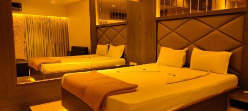 En eller flere senge i et værelse på SAHARA LODGING & BOARDING