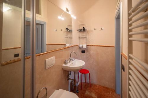 ベヴァーニャにあるB&B Porta Peruginaのバスルーム(洗面台、トイレ、鏡付)