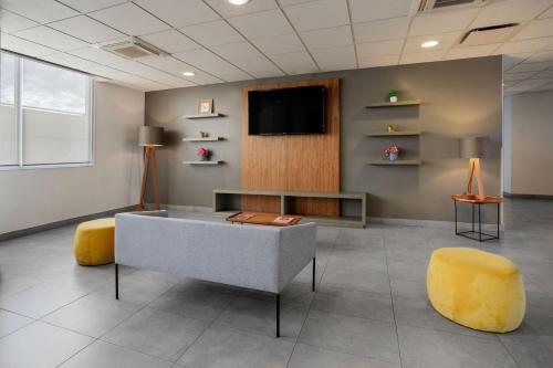 Телевизор и/или развлекательный центр в City Express by Marriott Durango