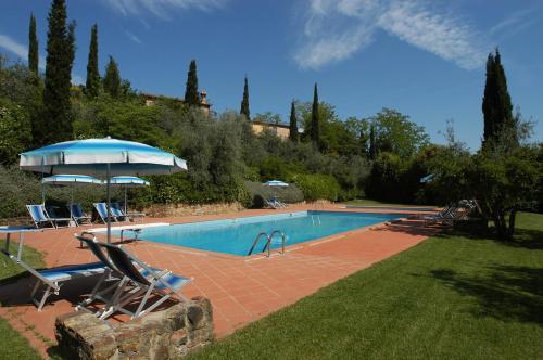 een zwembad met 2 stoelen en een parasol bij Comiti Farmhouse Apt Venere in Montaione