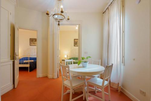 ボローニャにあるCantarana Apartmentsのダイニングルーム(白いテーブル、椅子付)