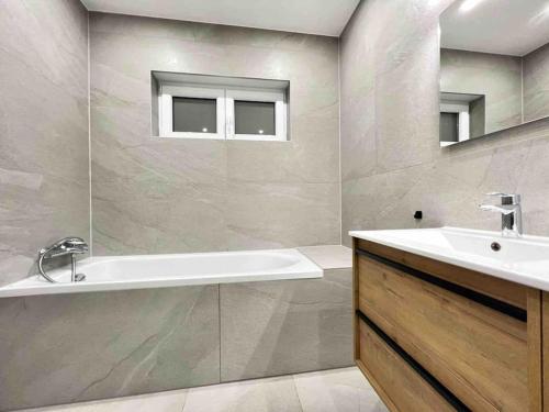 Ένα μπάνιο στο Bel appartement en plain-pied 5 min de Colmar