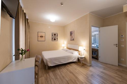 蘇塞加納的住宿－Locanda GIOVI CA' DI PONTE，一间酒店客房 - 带一张床和一间浴室