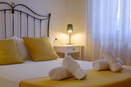 a bedroom with a bed with towels on it at La Era de Casaus in Gavín