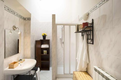 Bilik mandi di Sassocupo Apartment