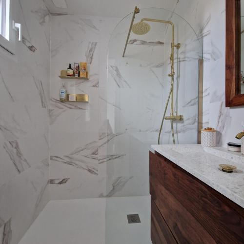 een badkamer met een douche met wit marmer bij Villa Andrena in Talence