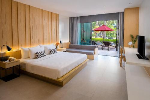 Postel nebo postele na pokoji v ubytování Ramada Resort by Wyndham Khao Lak