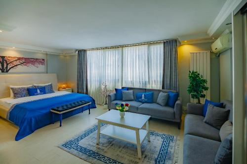 1 dormitorio con cama extragrande y sofá en Galataport Flat Company, en Estambul