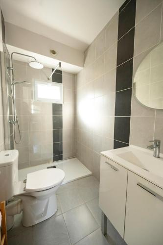 une salle de bain avec toilettes et lavabo dans l'établissement La brise marine, au Havre