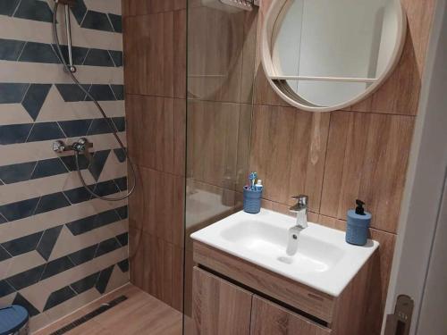 a bathroom with a sink and a mirror at Cosy in a water front residence in Sousse