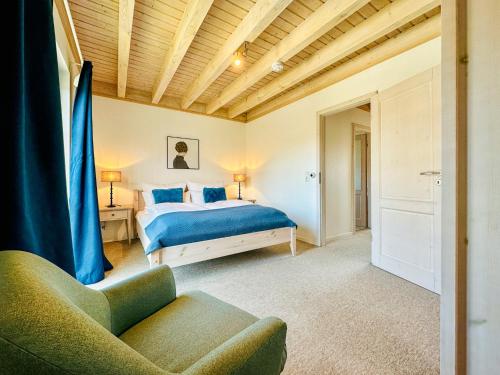 1 dormitorio con 1 cama, 1 sofá y 1 silla en Strandpark Sierksdorf H009, en Sierksdorf