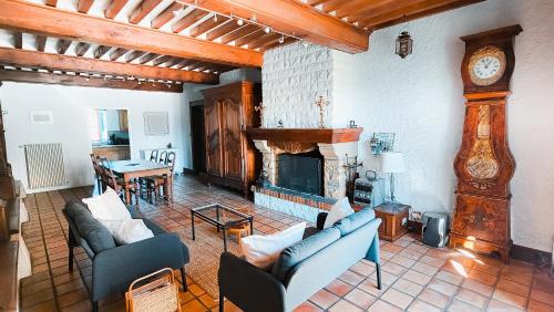 - un salon avec des canapés et une horloge grand-père dans l'établissement Gîte du Lac, à Largillay-Marsonnay
