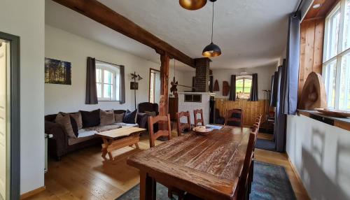 un soggiorno con tavolo in legno e divano di Ferienwohnung im Wald, für Naturfreunde a Clausthal-Zellerfeld