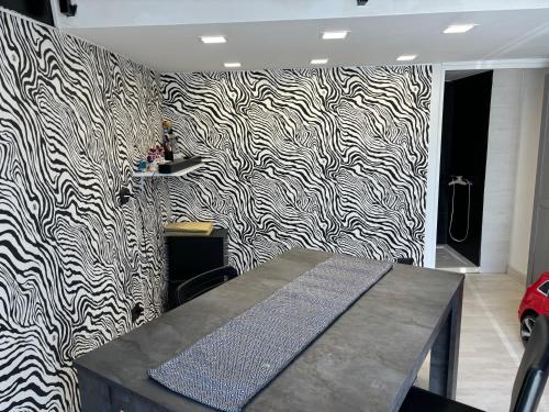 Zimmer mit einer schwarz-weiß gemusterten Wand in der Unterkunft WGRb&b in Potenza
