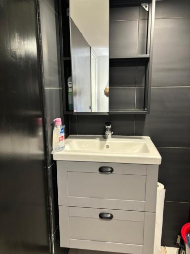 ein Badezimmer mit einem weißen Waschbecken und einem Spiegel in der Unterkunft WGRb&b in Potenza