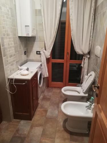 a bathroom with two toilets and a sink at Il Rifugio Della Luna in Castel Ritaldi