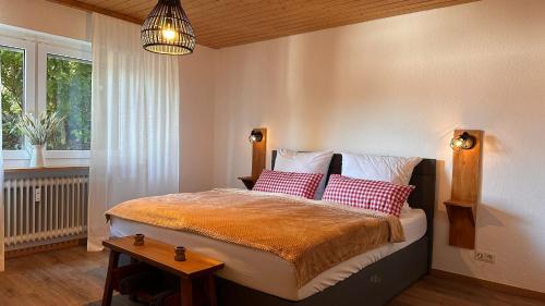 una camera da letto con un letto con cuscini rossi e bianchi di Schwarzwaldraum Schlossblick a Hornberg