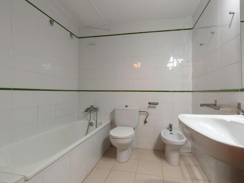 een badkamer met een toilet, een bad en een wastafel bij Apartamento Llançà, 2 dormitorios, 5 personas - ES-228-41 in Llança