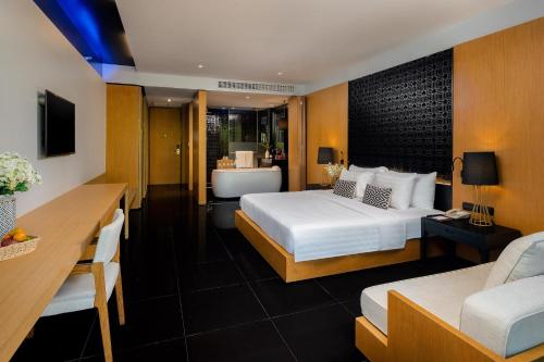 Postel nebo postele na pokoji v ubytování Ramada Resort by Wyndham Khao Lak