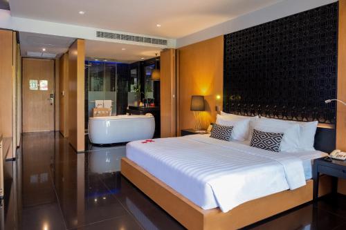 Postel nebo postele na pokoji v ubytování Ramada Resort by Wyndham Khao Lak