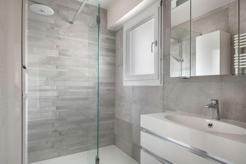 une salle de bain avec un lavabo et une douche en verre dans l'établissement Détente et évasion à la Baule-Escoublac, à La Baule