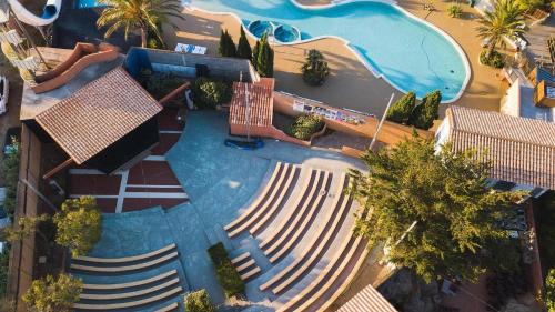 - une vue de tête sur une piscine avec des chaises et une piscine dans l'établissement Mobil Home 3ch Acces Direct Plage, à Canet