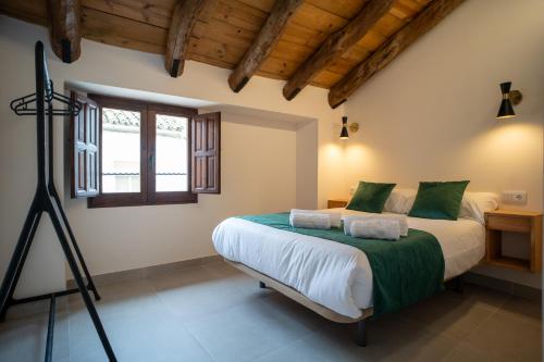 1 dormitorio con 1 cama con una cámara en un trípode en El Secreto de Chirinos, en Úbeda