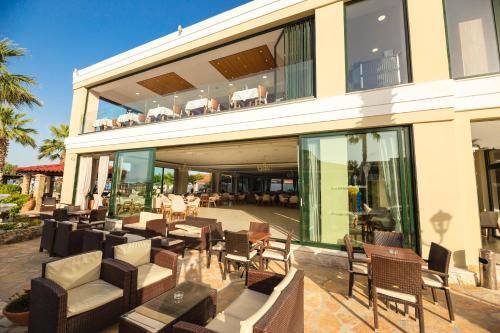 Robolla Beach Aparthotelにあるバルコニーまたはテラス