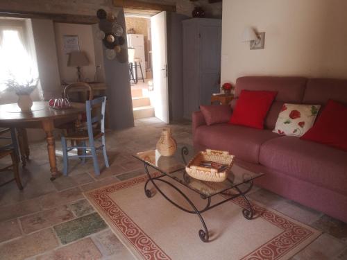 een woonkamer met een bank en een tafel bij Castel Mazars in Castelnau-de-Montmiral