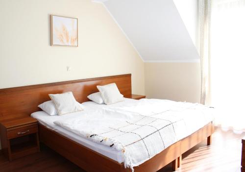 sypialnia z łóżkiem z drewnianym zagłówkiem w obiekcie Pod Bukami - Chill&SPA w Szklarskiej Porębie
