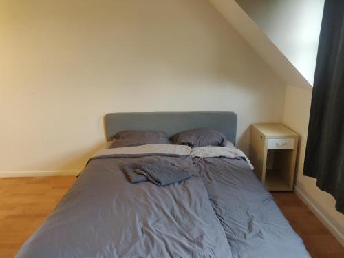 1 dormitorio con 1 cama con 2 almohadas en Little studio en Trondheim