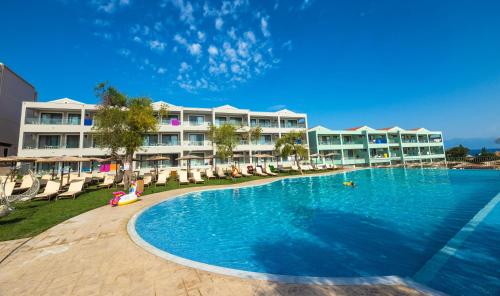 uma piscina em frente a um resort em Robolla Beach Aparthotel em Roda