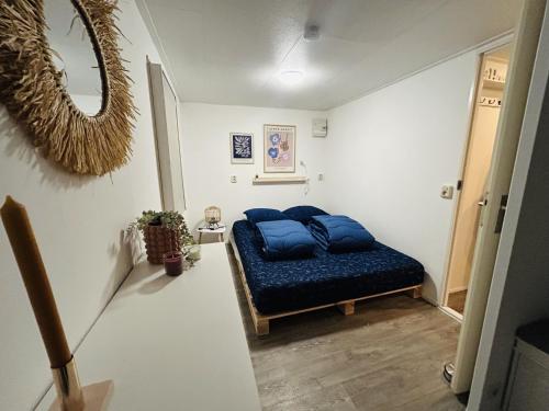 - une chambre avec un lit bleu dans l'établissement RBR 711 - Beach Resort Kamperland, à Kamperland