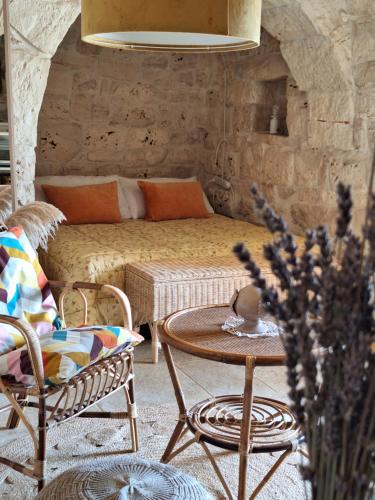 ein Wohnzimmer mit einem Sofa und einem Tisch in der Unterkunft Residenza Anima Mediterranea in Francavilla Fontana