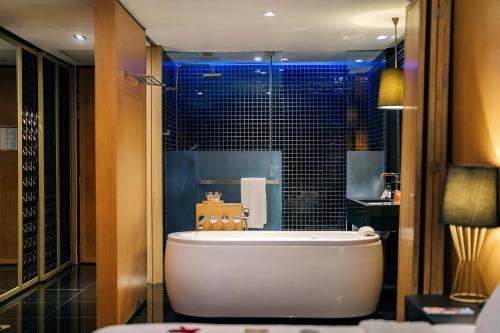 Koupelna v ubytování Ramada Resort by Wyndham Khao Lak