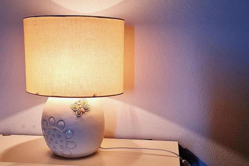 una lampada seduta sopra un tavolo di Verdi Valli Comfort B&B Mirandola 
