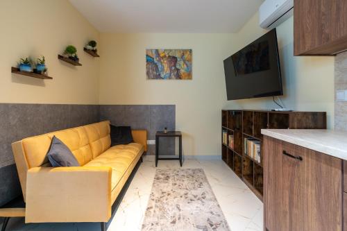 Chopina Cosy Apartment by BookingHost