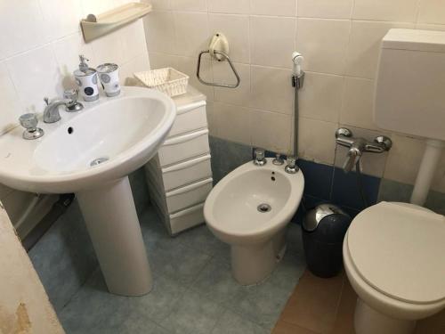 La salle de bains est pourvue d'un lavabo et de toilettes. dans l'établissement NONNA SALENTO, à San Cesario di Lecce