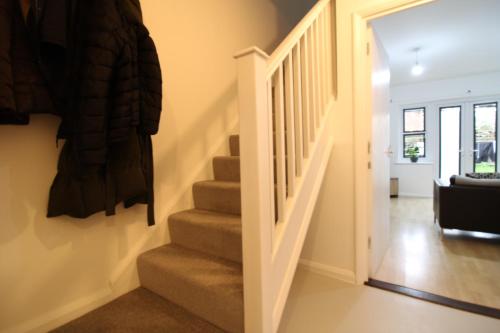 ロンドンにあるImmaculate Rooms Near Nine Elms & Batterseaの壁掛けの家の階段