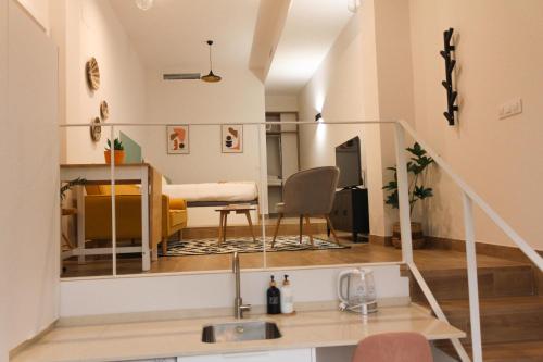 MonKeys Apartments Miraflores في إشبيلية: شقة صغيرة فيها مطبخ وغرفة معيشة