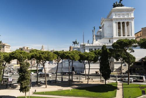 ローマにあるRome Downtown Suite Bed and Breakfast Aracoeliの前方の木々の見える建物