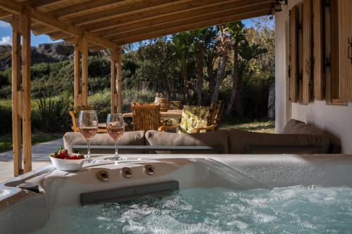 wanna z hydromasażem z dwoma kieliszkami wina w obiekcie Mera Beachfront House - Falasarna w mieście Falasarna