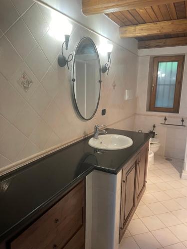 La salle de bains est pourvue d'un lavabo et d'un miroir. dans l'établissement bel vedere salicaio 8, à Salerne